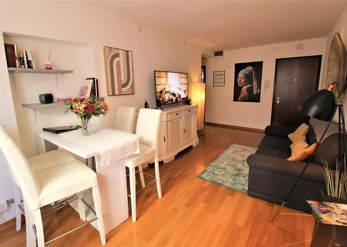 Charming Canal View San Marco Apartment