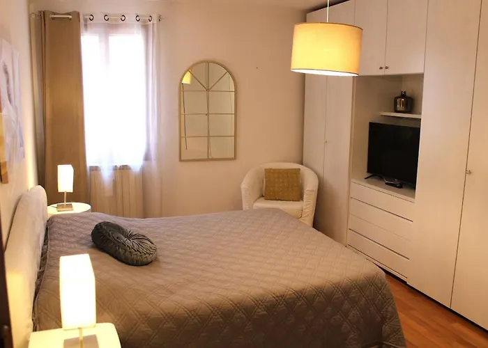 Charming Canal View San Marco Apartment