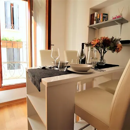 Charming Canal View San Marco Apartment Venice Exterior photo