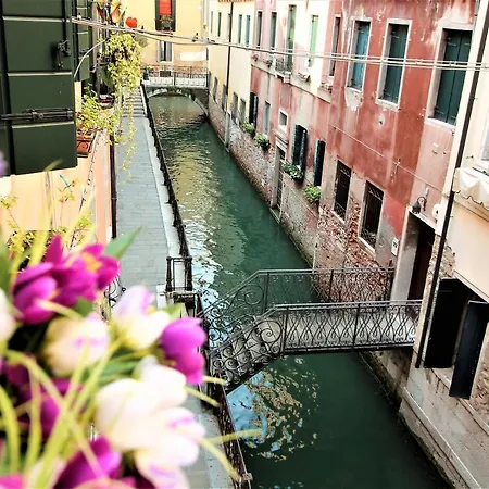 Charming Canal View San Marco Apartment Venice Exterior photo