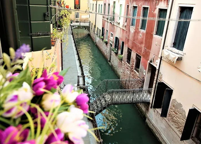 Charming canal view San Marco apartment